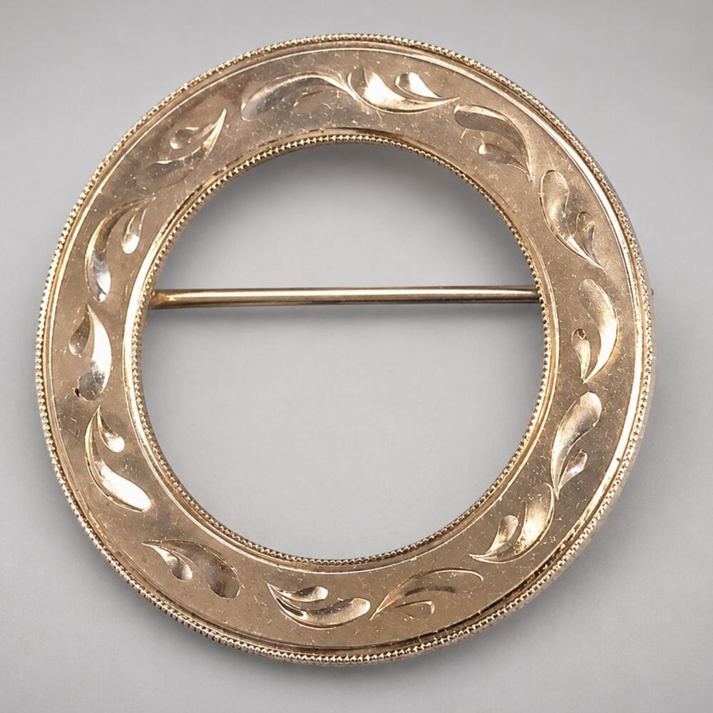 1967 Vintage Sterling silver etched round brooch pin,‎ signed LaMode so-31
